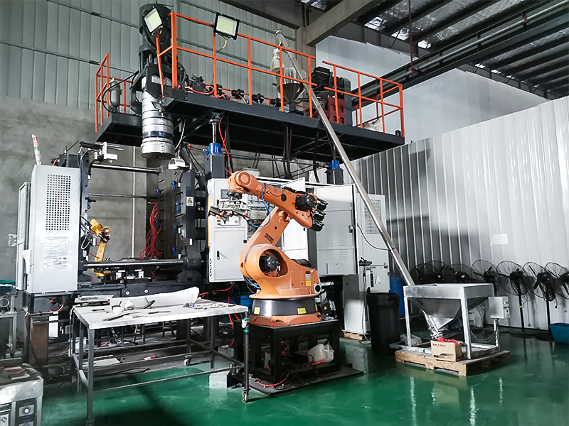 Automatic Production of Robot Assisted Blow Molding Machine